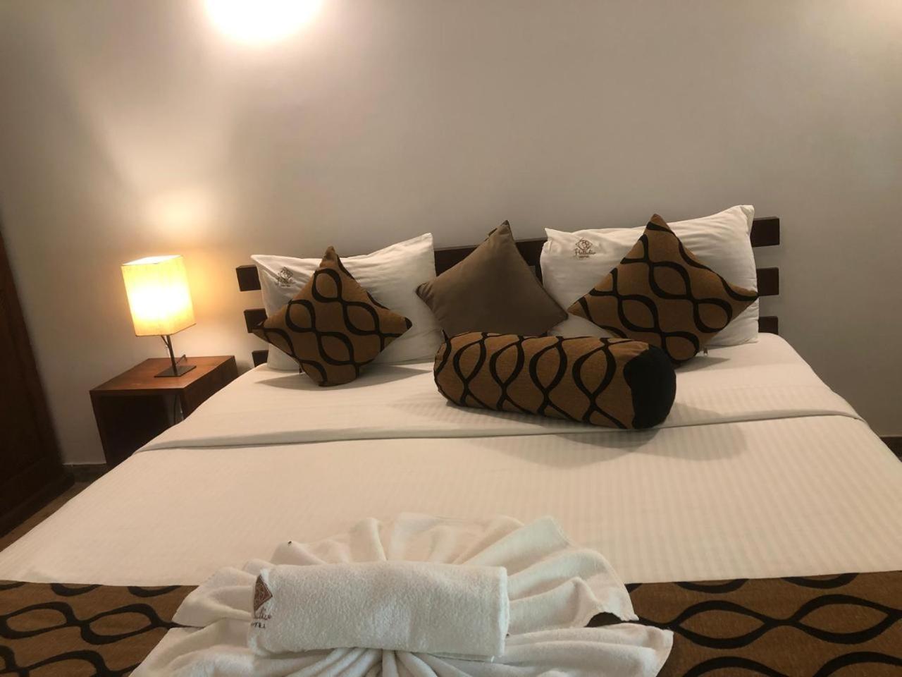 Hotel Heladiv อนุราธปุระ ภายนอก รูปภาพ