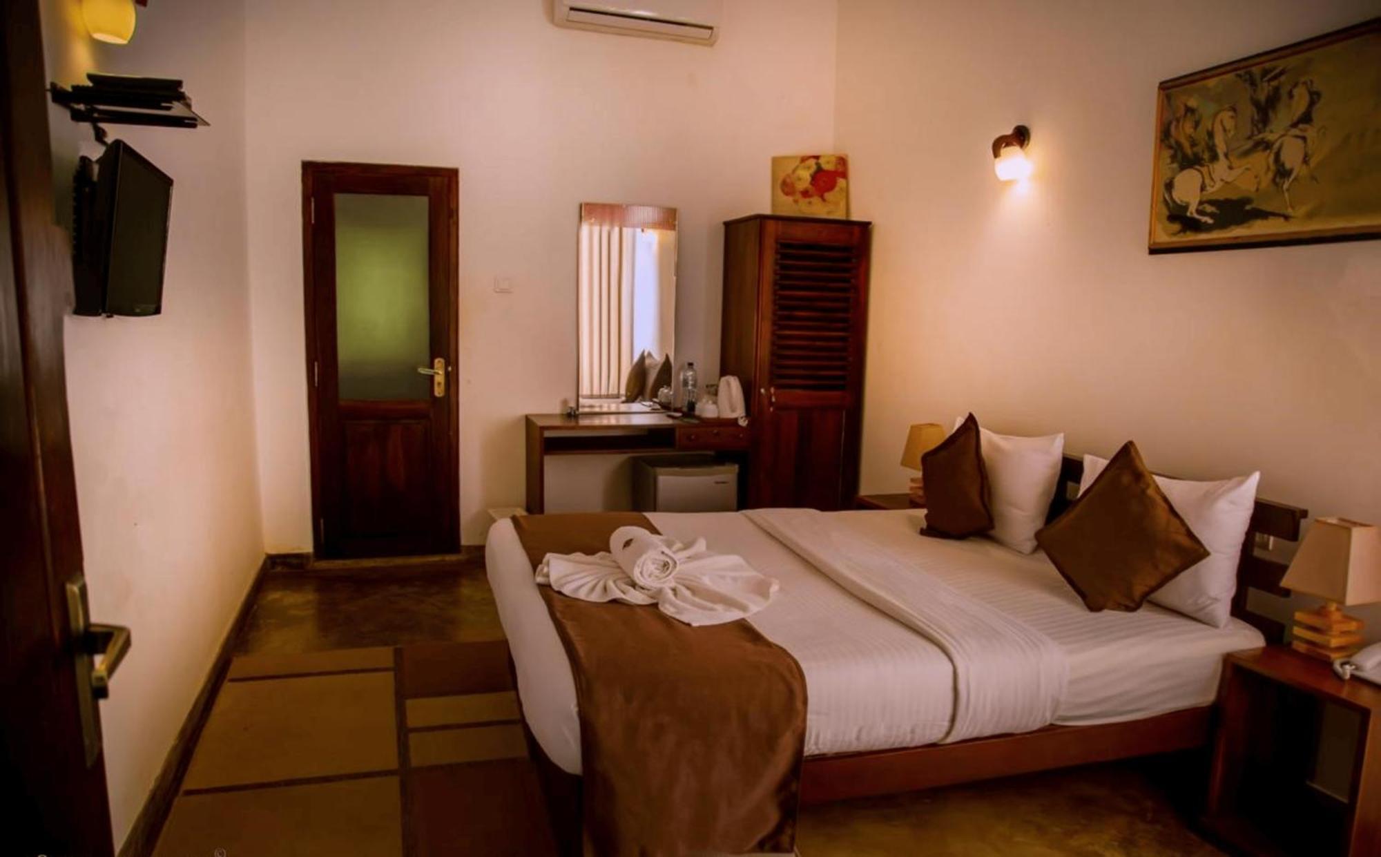 Hotel Heladiv อนุราธปุระ ภายนอก รูปภาพ